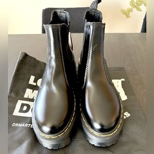 Doc Martens: 2976 SMOOTH LEATHER PLATFORM CHELSEA BOOTS